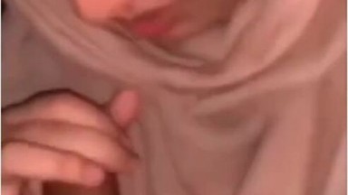 Bokep Jilbab - Wanita Jilbab Cantik Polos Belajar Nyepong With Ayang - playbokep